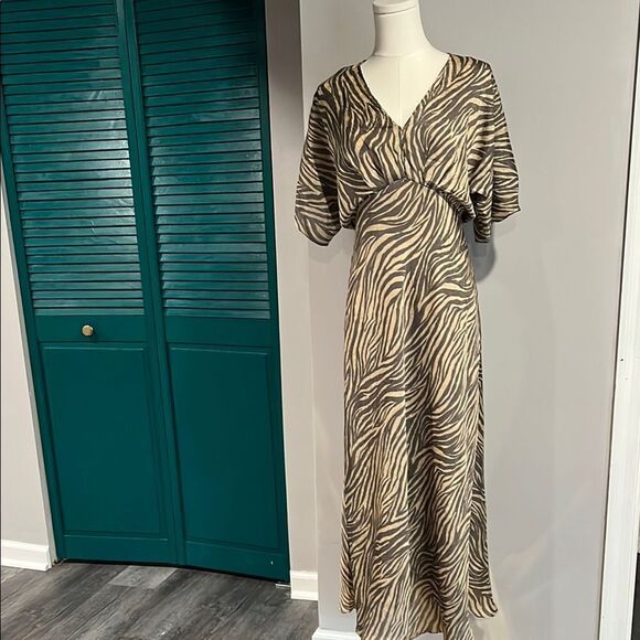 Astr Dresses & Skirts - ASTR NEOT Flutter Sleeve Open Back Midi Dress Zebra - S ($99)